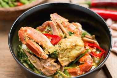 Ahşap üzerinde sarı köri lezzetli Tay gıda Stir Fried Yengeç