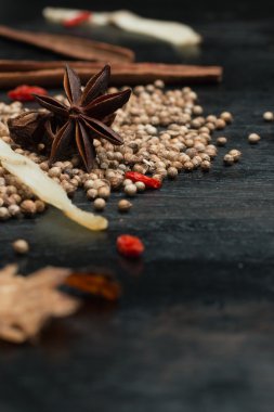 Makro closeup baharat ve otlar siyah ahşap zemin üzerine