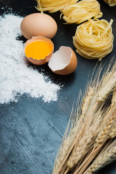 Clean Huevos Comida Harina Trigo Pasta Cebada Sobre Fondo Madera —  Fotos de Stock