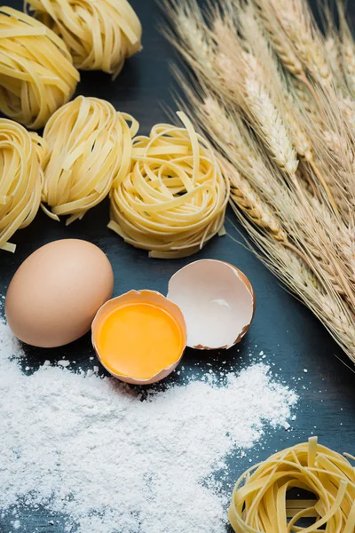 Clean Huevos Comida Harina Trigo Pasta Cebada Sobre Fondo Madera —  Fotos de Stock