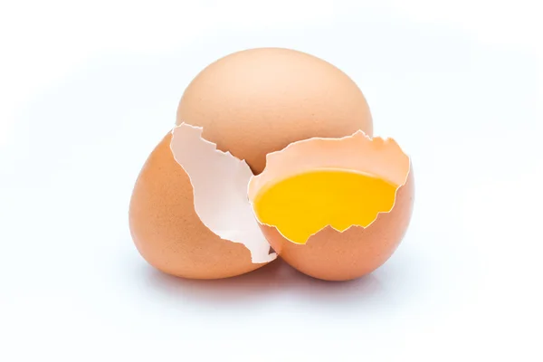 Huevos Pollo Frescos Con Huevo Roto Aislado Sobre Fondo Blanco —  Fotos de Stock