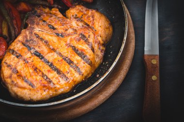 Eski ahşap ızgara biftek