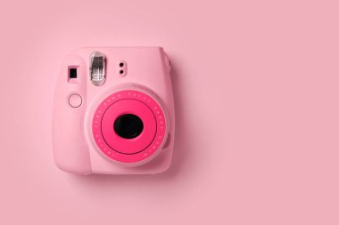 BANGKOK, THAILAND - Ağustos 05, 2021: Fujifilm polaroid kamera Pembe zemin üzerinde hazır kamera.