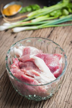 pişmemiş domuz eti