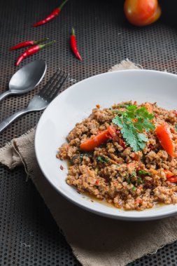 fesleğen yaprakları ile kızarmış domuz eti
