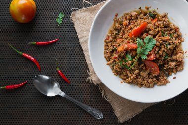 fesleğen yaprakları ile kızarmış domuz eti