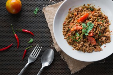 fesleğen yaprakları ile kızarmış domuz eti