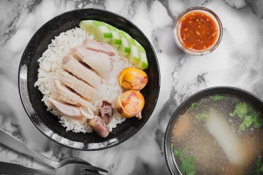 Tavuk çorbasıyla pişirilmiş pirinç.