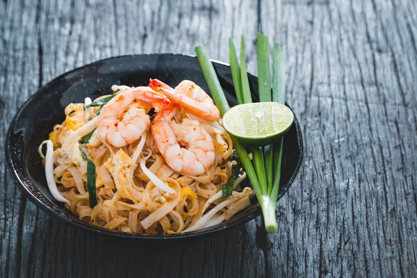 Thajské smažené nudle Pad Thai — Stock fotografie