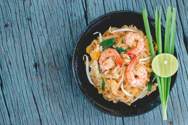 Thajské smažené nudle Pad Thai — Stock fotografie