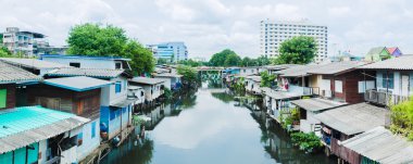 Zavallı bir eve ve kirli su kanal