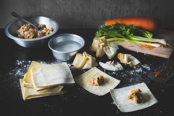 Göra en fläsk dumplings — Stockfoto