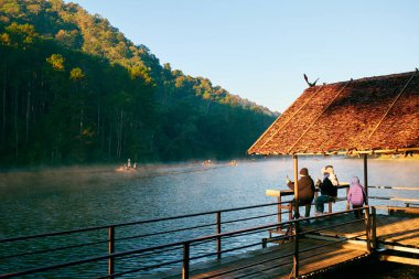Kuzey Tayland 'da önemli bir turizm beldesi olan Pang Ung, soğuk iklime ve çarpıcı doğal güzelliğe sahip. Mae Hong Son, Tayland 'da yer almaktadır..