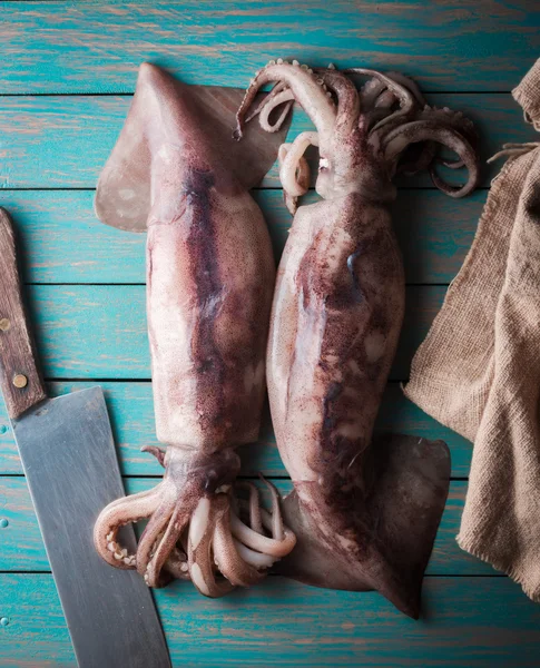 Surowy squid na drewniane — Zdjęcie stockowe