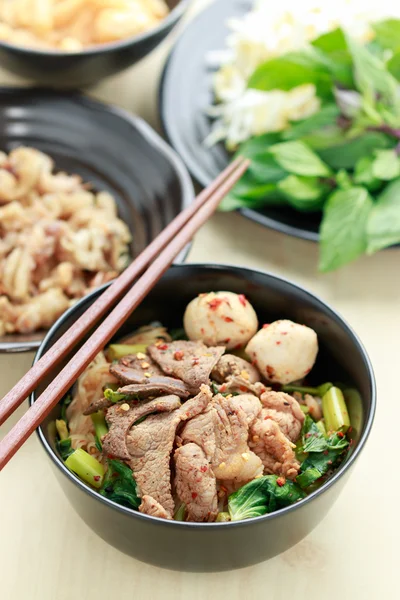 Nouilles de porc thaï — Photo