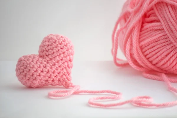 Sevimli küçük kalp ve iplik skein tığ işi — Stok fotoğraf