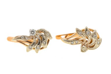 Beyaz arka planda altın, gümüş, metalik küpeler. Mücevherler yakın plan. Makro fotoğrafçılık. Kadın aksesuarı.