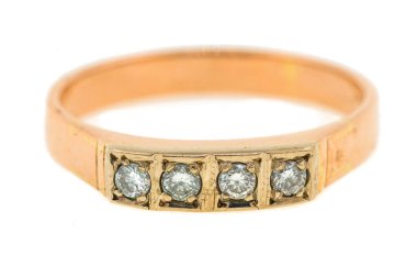 Beyaz arka planda altın, gümüş, metal yüzük. Mücevherler yakın plan. Makro fotoğrafçılık. Kadın aksesuarı.