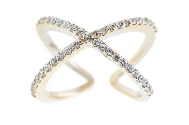 Beyaz arka planda altın, gümüş, metal yüzük. Mücevherler yakın plan. Makro fotoğrafçılık. Kadın aksesuarı.