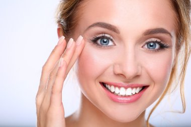 genç bir kadın yüzü beyaz zemin üzerine izole dokunmadan