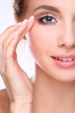 genç bir kadın yüzü beyaz zemin üzerine izole dokunmadan