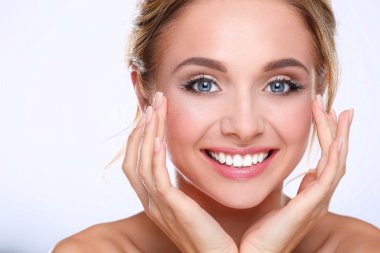 genç bir kadın yüzü beyaz zemin üzerine izole dokunmadan