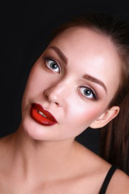 Güzel genç kadın yüzünün yakın portresi.