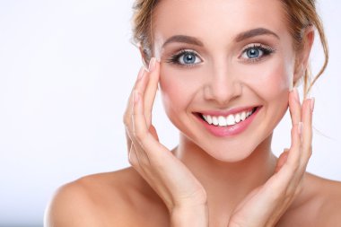 genç bir kadın yüzü beyaz zemin üzerine izole dokunmadan