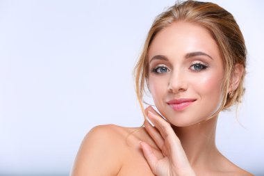 genç bir kadın yüzü beyaz zemin üzerine izole dokunmadan