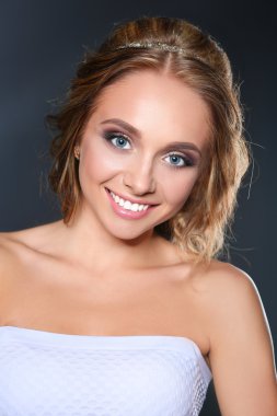 Koyu arka plan üzerinde kıvırcık uzun saçlı güzel kadın