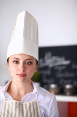 Mutfakta üniformalı kadın portresi.