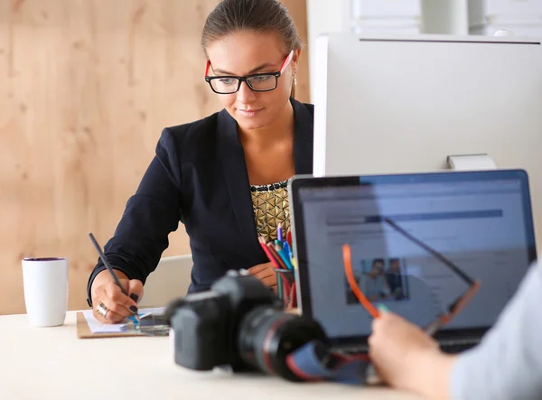 Modeontwerpers werken in studio zittend op het bureau — Stockfoto