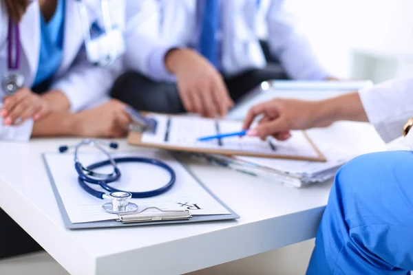 Equipo médico feliz discutiendo y trabajando juntos — Foto de Stock