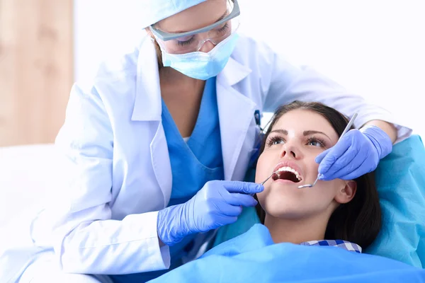 Mulher dentista trabalhando em seus pacientes dentes — Fotografia de Stock