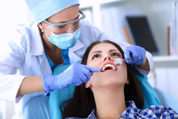 Mulher dentista trabalhando em seus pacientes dentes — Fotografia de Stock