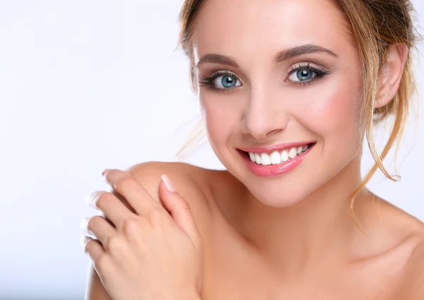 Retrato de mulher bonita no fundo branco — Fotografia de Stock