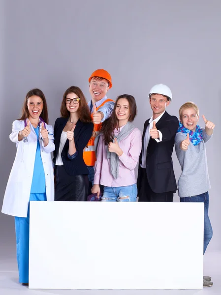 Retrato de pessoas sorridentes com várias ocupações segurando cartaz em branco mostrando ok — Fotografia de Stock