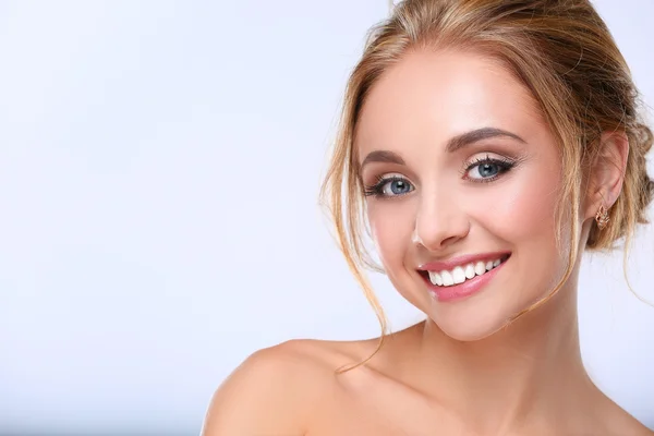 Retrato de mujer hermosa sobre fondo blanco — Foto de Stock