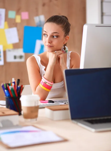 Diseñadores de moda trabajando en estudio — Foto de Stock