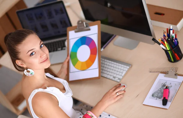 Diseñadores de moda trabajando en estudio — Foto de Stock