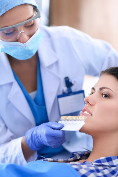 Mujer dentista trabajando en los dientes de sus pacientes — Foto de Stock