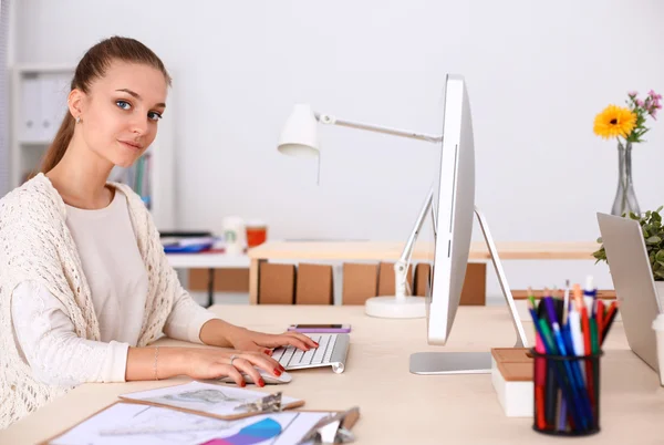 Diseñadores de moda trabajando en estudio — Foto de Stock