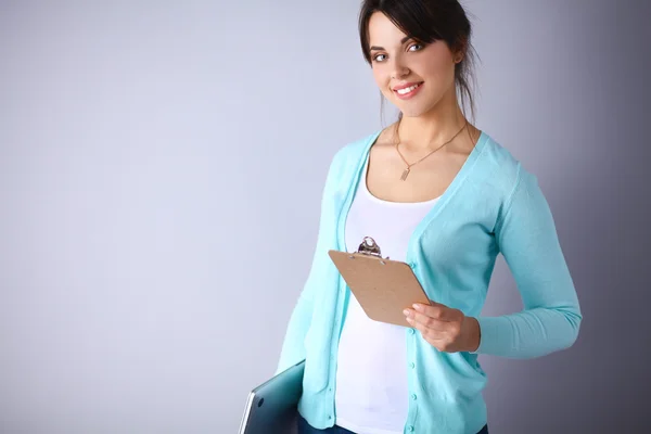 Mujer con carpeta para documentos sobre fondo gris — Foto de Stock