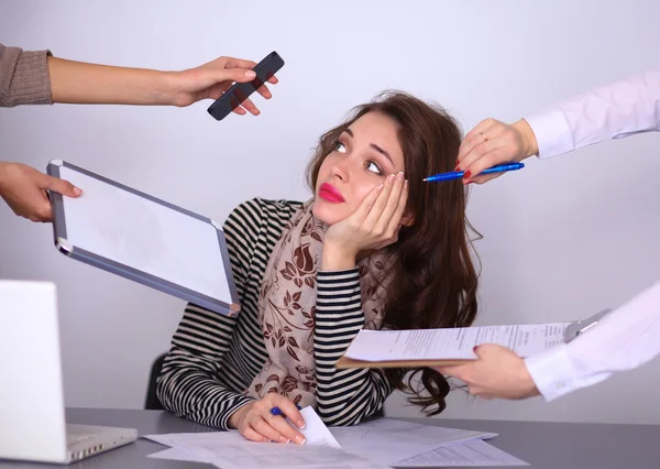 Retrato de mulher de negócios jovem cansado com computador portátil — Fotografia de Stock