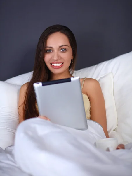 Vrouwen gebruiken een tablet pc op het bed — Stockfoto