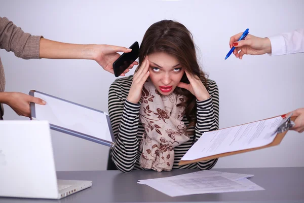 Retrato de una joven mujer de negocios cansada con computadora portátil —  Fotos de Stock