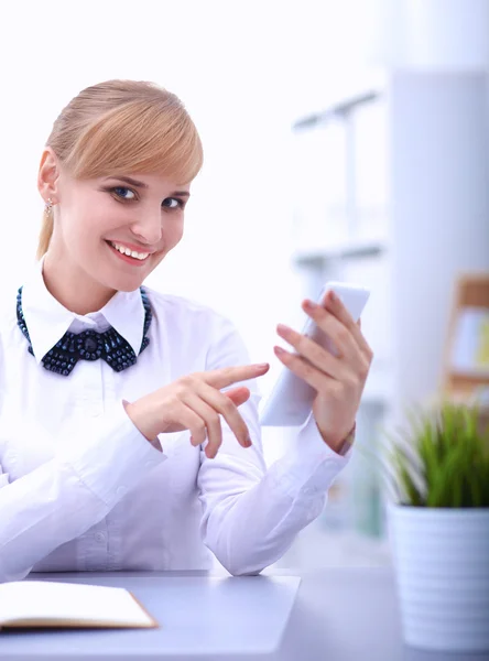 Frau im Büro mit Handy — Stockfoto