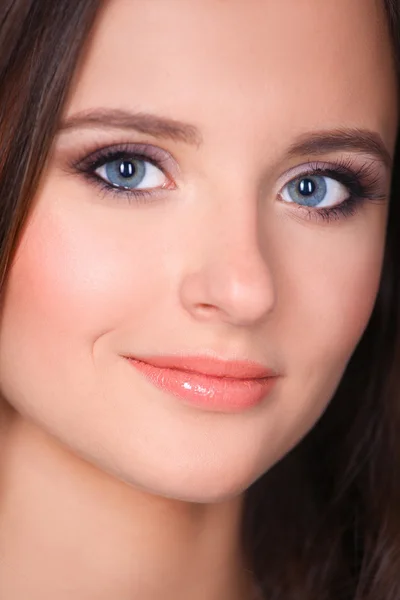 Portrait of an attractive fashionable young brunette woman — Stock Photo, Image