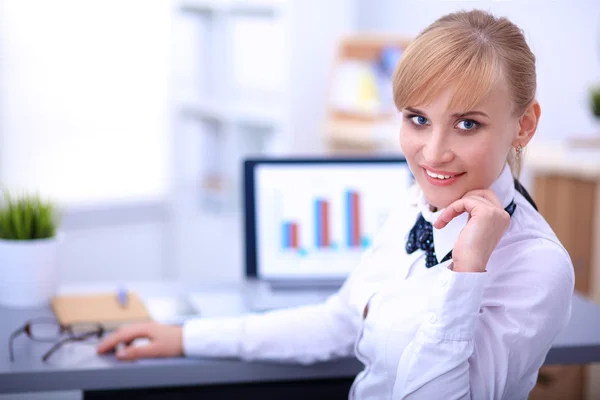 Retrato de mulher de negócios sentada na mesa com um laptop — Fotografia de Stock