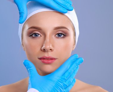 Bir kadın yüzü çok dokunaklı bir cerrah elleri